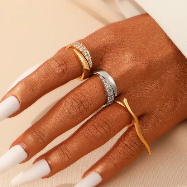 Bagues de soleil plaquées or 18 carats en acier inoxydable pour femmes, strass incrustés de Texture métallique creuse, bijoux tendance, nouvelle mode – Image 4