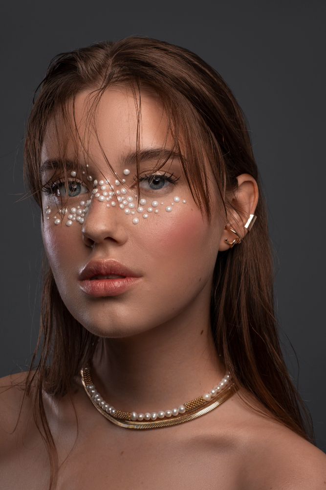 visage ovale avec bijoux